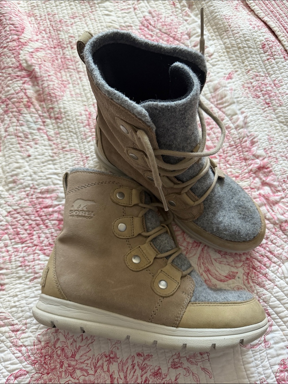 Sorel women’s Tan & Gray Lace-Up Winter Boots